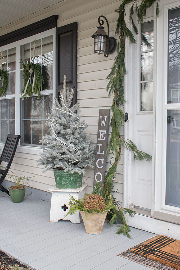Beautify your front porch with 43 amazing winter decorating ideas - 293