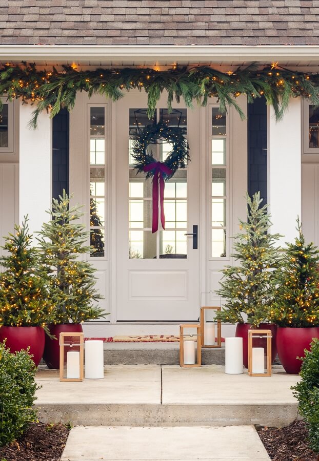 Beautify your front porch with 43 amazing winter decorating ideas - 297