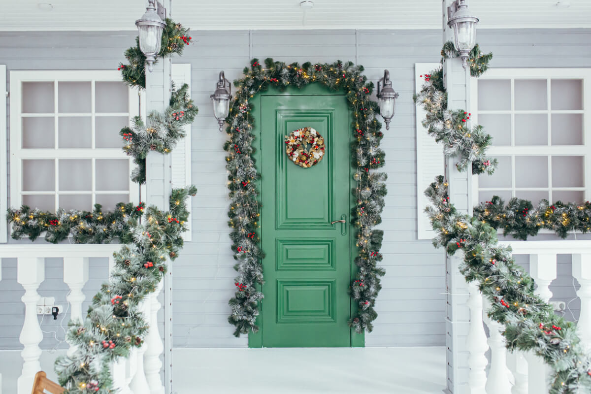 Beautify your front porch with 43 amazing winter decorating ideas - 265