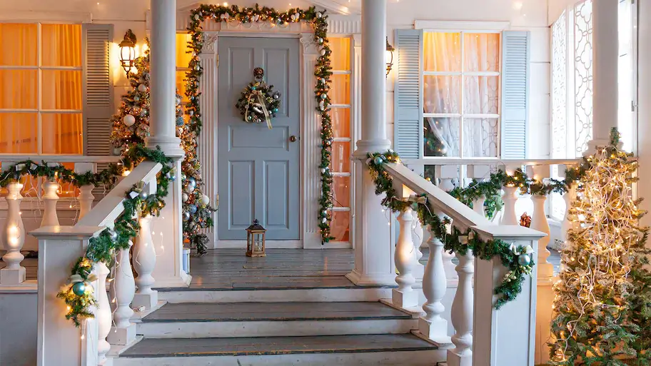 Beautify your front porch with 43 amazing winter decorating ideas - 313