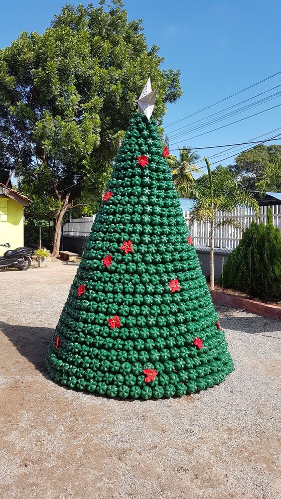 Weird DIY Backyard Christmas Tree Ideas for an Impressive Look - 105