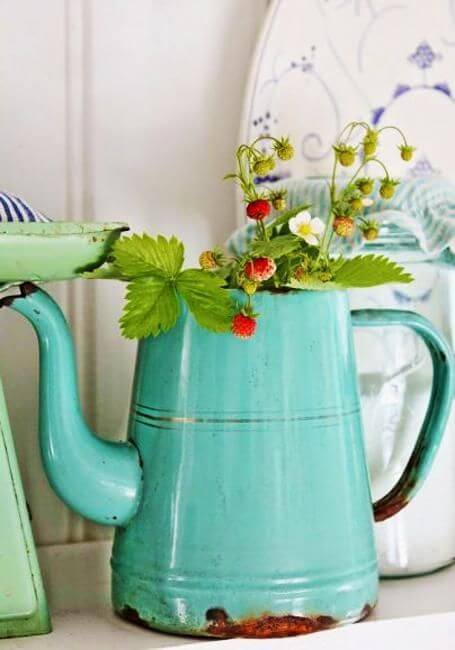 23 DIY ideas to use old teapots for home and garden
