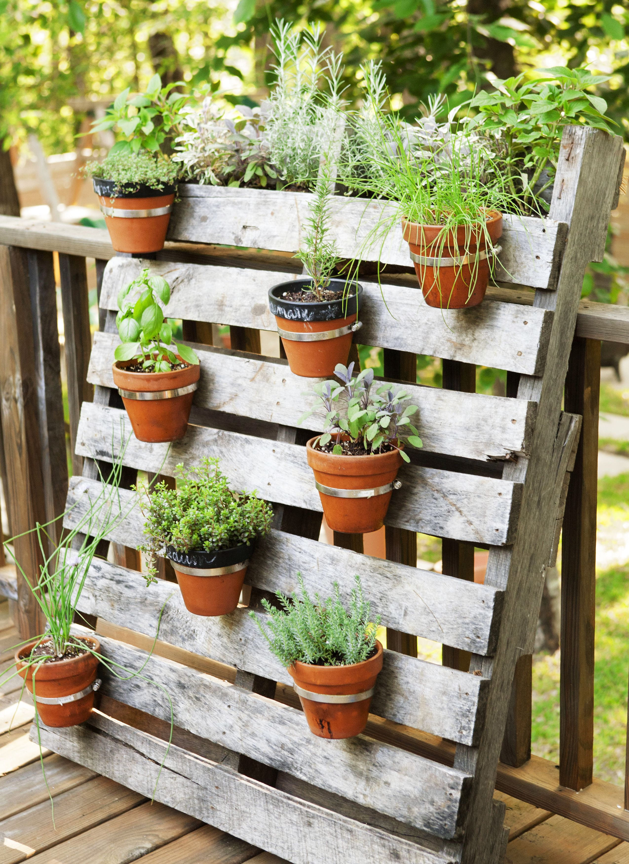 20 ideas for landscaping gardens and backyards with pallets - 143