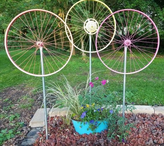 20 Clever DIY Bike Wheel Home Decor Ideas - 165