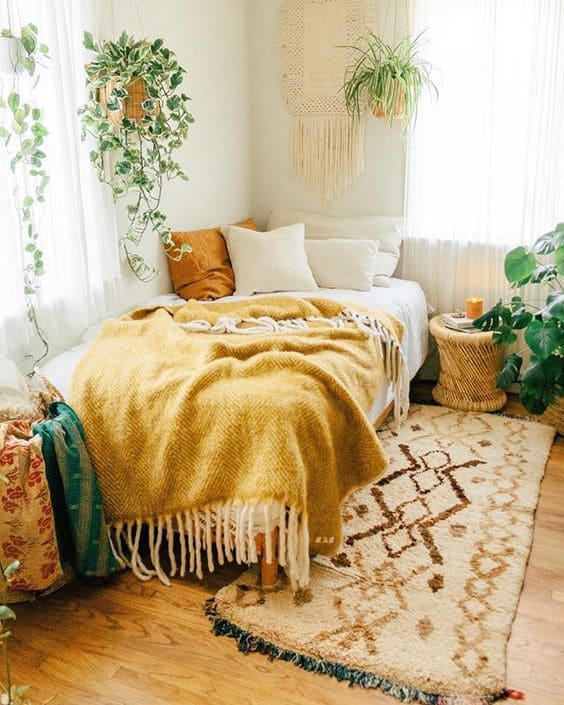 30 cozy beautiful boho bedroom decorating ideas for the winter months - 115