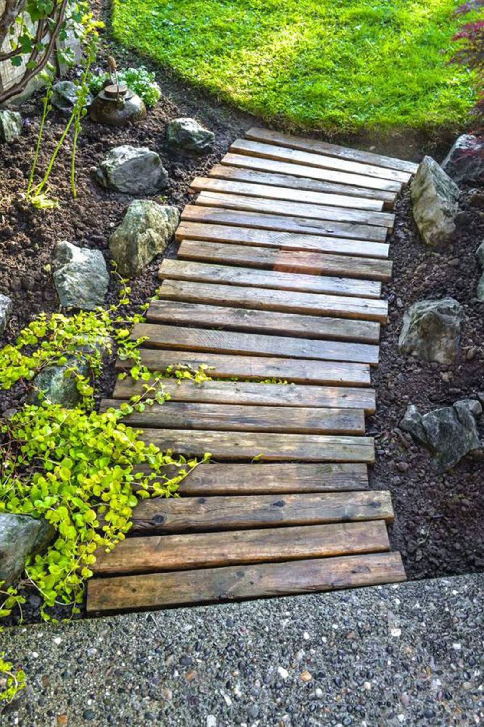 20 ideas for landscaping gardens and backyards with pallets - 149