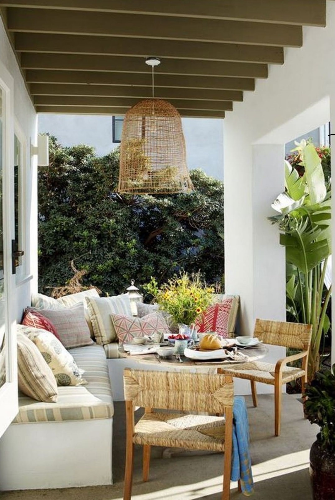 Simmering Porch Decor Ideas For Welcome Summertime - 69