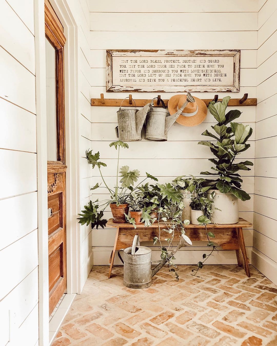 25 cozy and welcoming farmhouse entryway ideas - 73