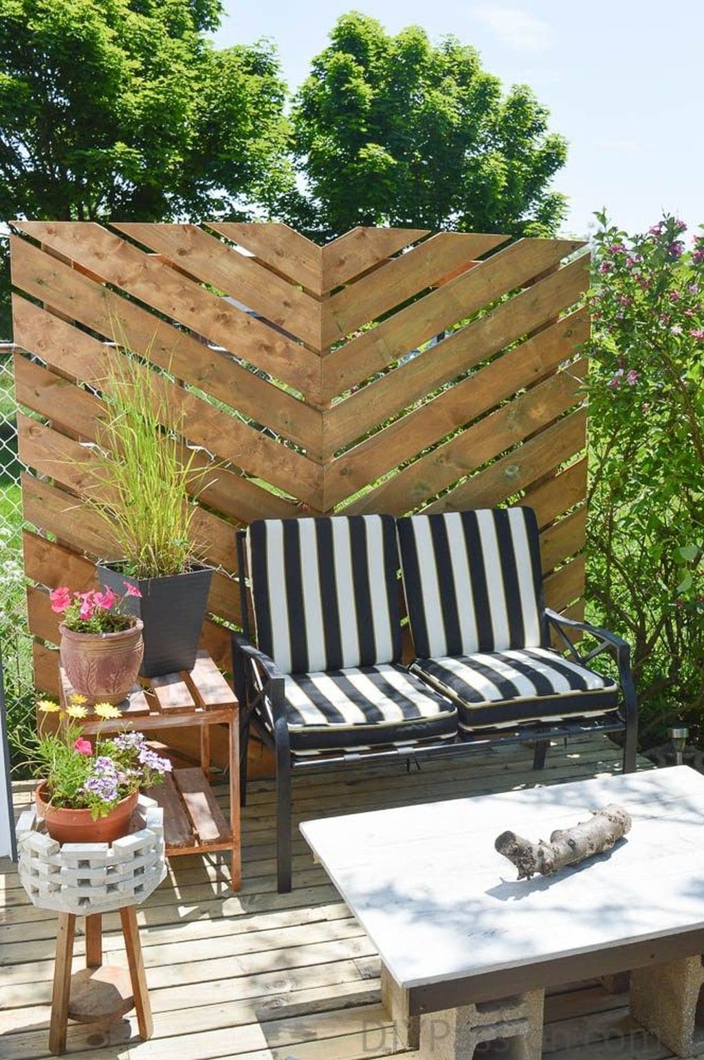 20 ideas for landscaping gardens and backyards with pallets - 159